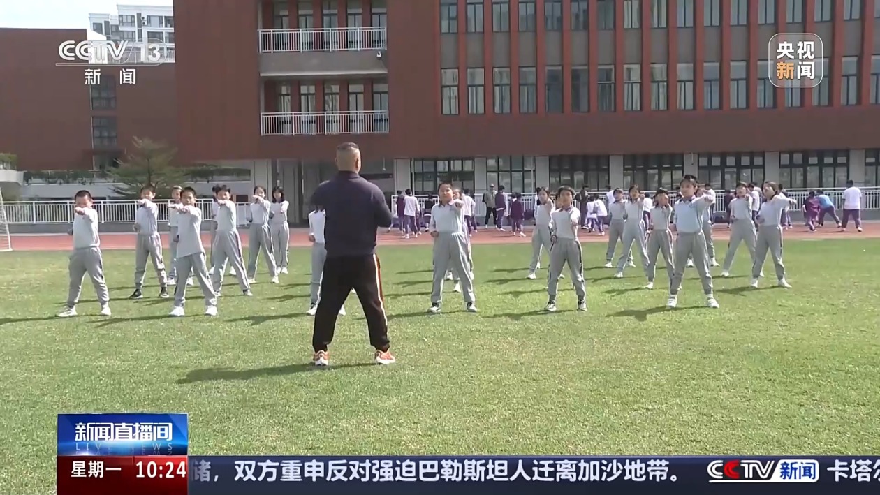 更是